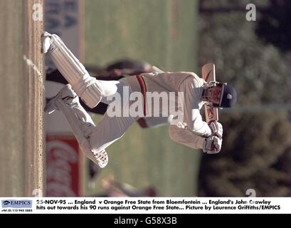 25-NOV-95, Angleterre contre Orange Free State de Bloemfontein, en Angleterre, John Crawley mène à ses 90 courses contre Orange Free State.Photo de Laurence Griffiths/EMPICS Banque D'Images