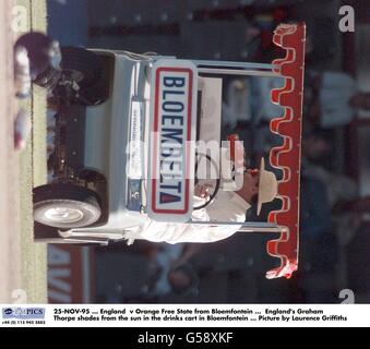 25-NOV-95, Angleterre v Orange Free State de Bloemfontein, Angleterre Graham Thorpe se pare du soleil dans le chariot à boissons de Bloemfontein, photo de Laurence Griffiths Banque D'Images