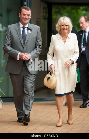 Camilla, la duchesse de Cornwall et président du All England Club Philip Brook, le troisième jour des Championnats de Wimbledon 2012, au All England Lawn tennis Club, Wimbledon, Londres. Banque D'Images