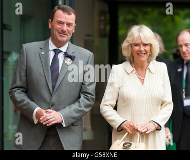 Camilla, la duchesse de Cornwall et président du All England Club Philip Brook, le troisième jour des Championnats de Wimbledon 2012, au All England Lawn tennis Club, Wimbledon, Londres. Banque D'Images