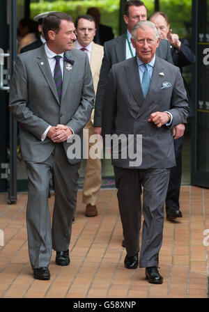 Le Prince de Galles avec le président du All England Club Philip Brook, le troisième jour des Championnats de Wimbledon 2012, au All England Lawn tennis Club, Wimbledon, Londres. Banque D'Images