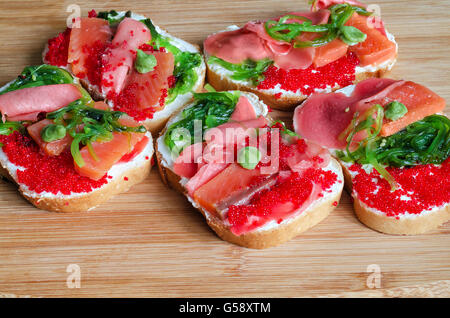 Sandwiches avec des fruits de mer à bord. Banque D'Images