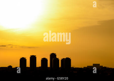 Coucher du soleil sur l'été sur la ville de Bucarest en Roumanie Banque D'Images
