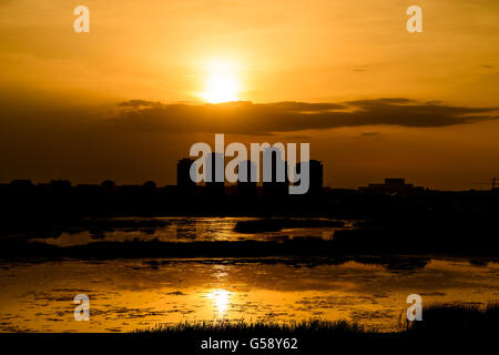 Coucher du soleil sur l'été sur la ville de Bucarest en Roumanie Banque D'Images