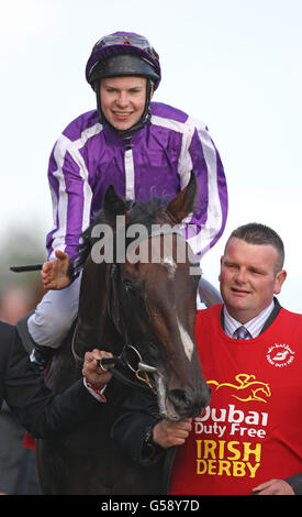 Jockey Joseph O'Brien fête après que Camelot ait remporté le Dubai Duty Free Irish Derby lors du Dubai Duty Free Irish Derby Festival 2012 au Curragh Racecourse, Co. Kildare, Irlande. Banque D'Images