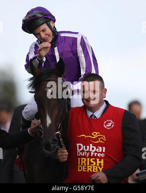 Jockey Joseph O'Brien fête après que Camelot ait remporté le Dubai Duty Free Irish Derby lors du Dubai Duty Free Irish Derby Festival 2012 au Curragh Racecourse, Co. Kildare, Irlande. Banque D'Images