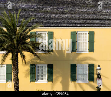 Old style maison jaune avec des volets verts.palmier et old fashion street light à l'avant.. Saint Augustine en Floride Banque D'Images