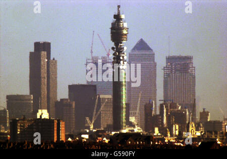 L'horizon changeant de Londres est dominé par les deux nouvelles tours en construction à Canary Wharf, dans l'est de Londres, qui seront occupées par Citigroup (à droite) et HSBC. Chaque 700 pieds de haut, ils doivent être complétés plus tard cet automne et achevés en 2002. * ils se tiennent le long d'une place du Canada, qui a été achevée en 1991 et à 800 pieds est le plus haut bâtiment de la Grande-Bretagne. Il a pris le titre de la tour NAT Ouest (maintenant la tour 42) (à gauche), achevée en 1980 à 659 pieds. Auparavant, le plus haut bâtiment du pays était la tour de poste (aujourd'hui la tour britannique des télécommunications), ouverte pour la première fois Banque D'Images