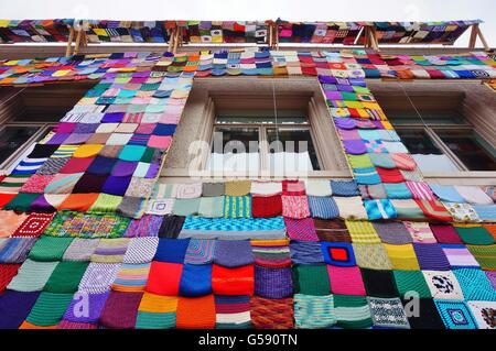 Un bâtiment recouvert d'une courtepointe en tricot coloré sur la rue principale dans le centre de Ames, Iowa Banque D'Images