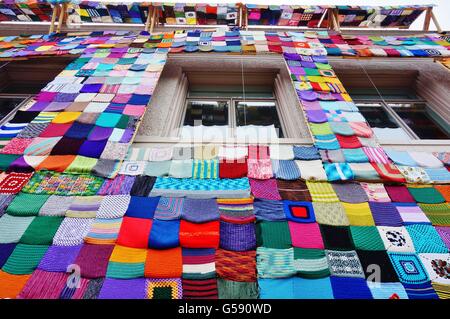 Un bâtiment recouvert d'une courtepointe en tricot coloré sur la rue principale dans le centre de Ames, Iowa Banque D'Images