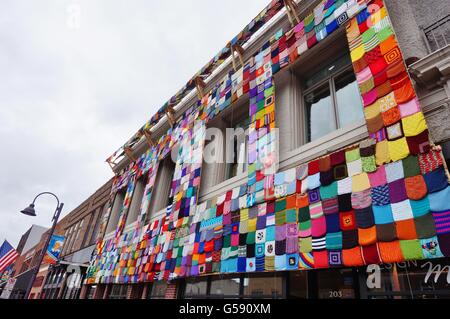 Un bâtiment recouvert d'une courtepointe en tricot coloré sur la rue principale dans le centre de Ames, Iowa Banque D'Images