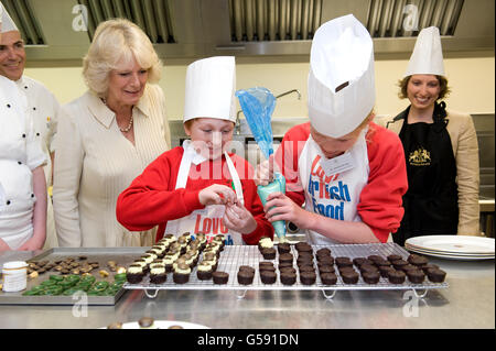 La duchesse de Cornwall rencontre Cory Hogg, élève de l'école primaire d'Eastington, Gloucestershire, dans les cuisines de Buckingham Palace, dans le centre de Londres. Banque D'Images