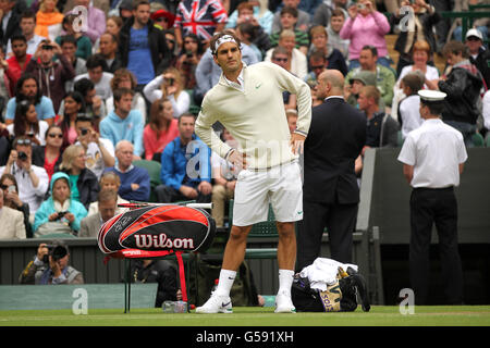 Tennis - Championnats de Wimbledon 2012 - septième jour - le club de tennis et de croquet de pelouse de toute l'Angleterre.Roger Federer, de Suisse, se réchauffe pour le match contre Xavier Malisse, de Belgique Banque D'Images