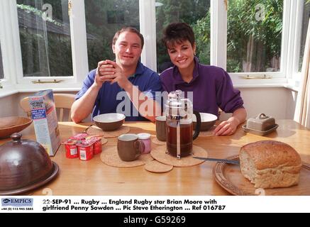 22-SEP-91, Rugby, star du rugby d'Angleterre Brian Moore avec sa petite amie Penny Sowden Banque D'Images