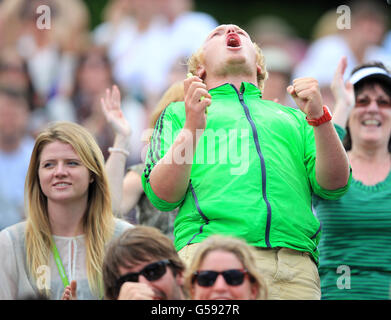 Les fans de Murray Mount regardent l'action du match entre Andy Murray en Grande-Bretagne et David Ferrer en Espagne sur grand écran pendant la neuf journée des Championnats de Wimbledon 2012 au All England Lawn tennis Club, Wimbledon. Banque D'Images