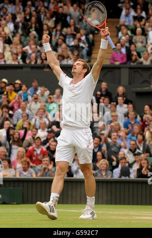 Andy Murray, en Grande-Bretagne, célèbre la défaite de David Ferrer, en Espagne, au cours du neuvième jour des Championnats de Wimbledon 2012 au All England Lawn tennis Club, à Wimbledon. Banque D'Images