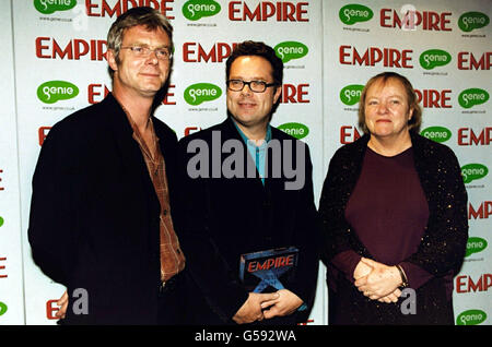 Le réalisateur Billy Elliott Stephen Daldry, le producteur Bily Elliott Greg Brenman et le député travailliste Mo Mowlam à l'hôtel Dorchester de Londres pour les Empire film Awards. Banque D'Images