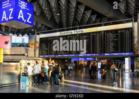 L'aéroport de Francfort : la borne A et à l'hôtel - Lufthansa machines et grand écran de départ, Frankfurt am Main, Allemagne, Hesse Banque D'Images