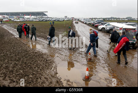 Courses automobiles - Championnat du monde de Formule 1 2012 - Grand Prix de Grande-Bretagne - course - Silverstone.Les spectateurs se rendent dans la boue lorsqu'ils arrivent pour le Grand Prix de Grande-Bretagne au circuit de Silverstone à Silverstone. Banque D'Images