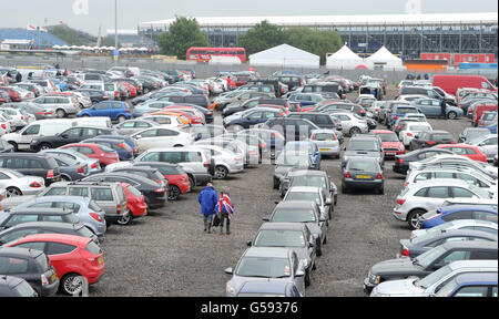 Courses automobiles - Championnat du monde de Formule 1 2012 - Grand Prix de Grande-Bretagne - course - Silverstone.Voitures garées de pare-chocs à pare-chocs dans un parking à Silverstone avant le Grand Prix britannique sur le circuit de Silverstone. Banque D'Images