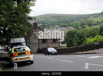 Une vue générale des voitures de police garées à Marsden, près de HUDDERSFIELD, dans le West Yorkshire, où deux hommes âgés de 18 et 19 ans ont été poignardés peu après minuit hier. Banque D'Images