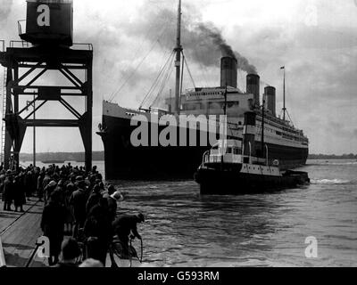 Le Liner RMS 'Majestic' navigue de Southampton à la seconde malgré la grève des marins. Le 'Majestic' était à l'origine un navire allemand mais a été pris par White Star Line en compensation des pertes subies pendant la première Guerre mondiale. Banque D'Images