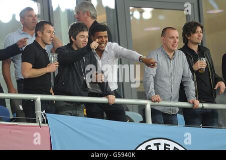 Noel Gallagher (troisième à gauche) Et Chris Kamara (au centre) dans les stands Banque D'Images