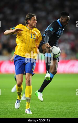 Football - UEFA Euro 2012 - Groupe D - Suède / Angleterre - NSC Olimpiyskiy.Danny Welbeck en Angleterre et Jonas Olsson en Suède (à gauche) se battent pour le ballon Banque D'Images