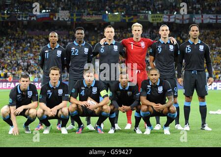 L'équipe d'Angleterre est composée de : (au dernier rang, de gauche à droite) Ashley Young, Danny Welbeck, John Terry, le gardien de but Joe Hart, Andy Carroll et Joleon Lescott.(Première rangée, de gauche à droite) James Milner, Scott Parker, Steven Gerrard, Ashley Cole et Glen Johnson Banque D'Images