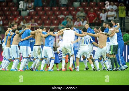 Football - UEFA Euro 2012 - Groupe A - Grèce / Russie - Stade national.Les joueurs et le personnel de la Grèce célèbrent la victoire après le coup de sifflet final Banque D'Images