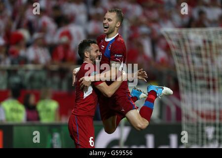 Football - UEFA Euro 2012 - Groupe A - République tchèque / Pologne - Stade municipal.Michal Kadlec, de la République tchèque, fête sa victoire avec son coéquipier Tomas Sivok (à gauche) après le coup de sifflet final Banque D'Images