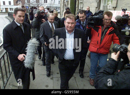 Le négociant en fruits et légumes Steve Thoburn (au centre) arrive au tribunal des magistrats de Sunderland. Le conseil municipal de Sunderland poursuit un Trader de 36 ans pour avoir refusé de se convertir à des mesures métriques approuvées par l'Europe. *.. et de vendre ses marchandises en kilos et grammes plutôt que livres et onces. Il est le premier négociant à être poursuivi pour avoir vendu des marchandises en livres et onces et était aujourd'hui confronté à un tribunal dans une affaire qui pourrait opposer la loi anglaise à la législation européenne. M. Thoburn, de Sunderland, a déjà fait une apparition devant les magistrats du Sunderland où il a nié avoir enfreint les Européens Banque D'Images