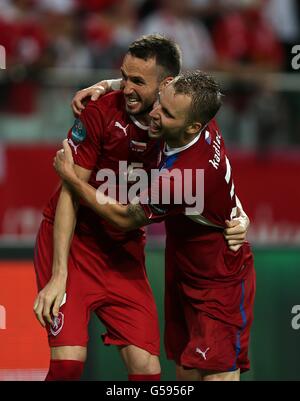 Football - UEFA Euro 2012 - Groupe A - République tchèque / Pologne - Stade municipal.Michal Kadlec, de la République tchèque, fête sa victoire avec son coéquipier Tomas Sivok (à gauche) après le coup de sifflet final Banque D'Images