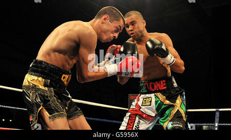 Scott Quigg (à gauche) en action contre Rendall Munroe pendant le titre de WBA Interim World Super Bantamweight qui a été un tirage technique après un choc accidentel de têtes au Velodrome National, Manchester. Banque D'Images