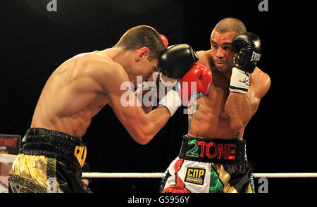 Scott Quigg (à gauche) en action contre Rendall Munroe pendant le titre de WBA Interim World Super Bantamweight qui a été un tirage technique après un choc accidentel de têtes au Velodrome National, Manchester. Banque D'Images