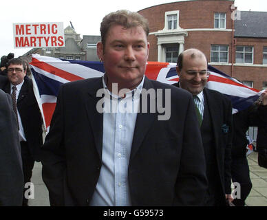 Le négociant en fruits et légumes Steve Thoburn (au centre) arrive au tribunal des magistrats de Sunderland. Le conseil municipal de Sunderland poursuit un Trader de 36 ans pour avoir refusé de se convertir à des mesures métriques approuvées par l'Europe. *.. et de vendre ses marchandises en kilos et grammes plutôt que livres et onces. Il est le premier négociant à être poursuivi pour avoir vendu des marchandises en livres et onces et était aujourd'hui confronté à un tribunal dans une affaire qui pourrait opposer la loi anglaise à la législation européenne. M. Thoburn, de Sunderland, a déjà fait une apparition devant les magistrats du Sunderland où il a nié avoir enfreint les Européens Banque D'Images