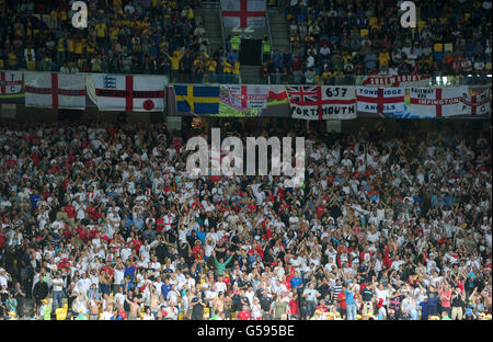 Football - UEFA Euro 2012 - Groupe D - Suède / Angleterre - NSC Olimpiyskiy. Fans d'Angleterre avant le match avec la Suède Banque D'Images