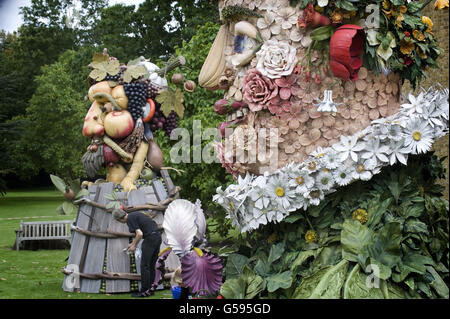 Le four Seasons, une collection de quatre sculptures en fibre de verre monumentales réalisées par l'artiste américain Philip Haas, se trouve dans les jardins de la galerie d'images de Dulwich, en prévision d'une nouvelle exposition d'œuvres de Haas et de l'artiste américain Andy Warhol. Banque D'Images