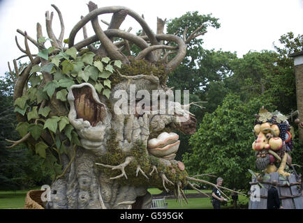 Le four Seasons, une collection de quatre sculptures en fibre de verre monumentales réalisées par l'artiste américain Philip Haas, se trouve dans les jardins de la galerie d'images de Dulwich, en prévision d'une nouvelle exposition d'œuvres de Haas et de l'artiste américain Andy Warhol. Banque D'Images