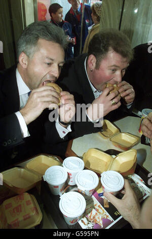 Alan Duncan, ministre adjoint du Commerce et de l'Industrie chez les Tory, est parti pour partager un hamburger Quarter Pounder dans un restaurant MacDonalds de Sunderland, avec Steven Thoburn, commerçant de fruits et légumes, qui est en cours de jugement pour la vente de ses produits dans le cadre de mesures impériales. * le leader conservateur William Hague a exprimé aujourd'hui son soutien à M. Thoburn et a demandé à Alan Duncan de transmettre son soutien personnel à M. Thoburn. Banque D'Images