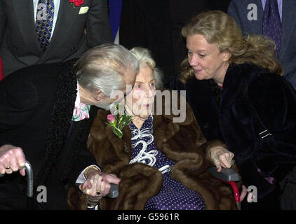 La légende du film Sir John Mills, 92 ans, embrasse sa femme Mary tandis que sa fille Hayley regarde pendant qu'elle quitte l'église Sainte Marie à Denham, dans le Buckinghamshire, après avoir renouvelé leurs vœux de mariage.* l'acteur vétéran a été refusé l'occasion d'un service complet d'église il y a 60 ans - quand il a lié le nœud avec sa femme qui est maintenant 89.Au lieu de cela, le couple a été marié au bureau de registre de Marylebone pendant qu'il était en congé de l'Armée pendant la Seconde Guerre mondiale.Sir John, qui a remporté un Oscar pour la fille de Ryan, dit qu'il a toujours regretté de ne pas pouvoir avoir un mariage d'église mais du mettre aujourd'hui avec un spécial Banque D'Images