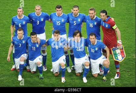 Groupe d'équipe Italie (rangée arrière de gauche à droite) Federico Balzarett, Giorgio Chiellini, Andrea Barzagli, Thiago Motta, Daniele de Rossi et gardien de but Gianluigi Buffon (rangée avant de gauche à droite) Ignazio Abate, Antonio Di Natale, Claudio Marchisio, Andrea Pirlo et Antonio Cassano Banque D'Images