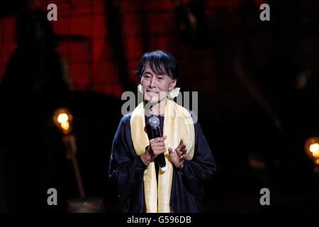 Aung San Suu Kyi, la dirigeante birmane en faveur de la démocratie, prononce un discours après avoir reçu le prix de l'ambassadrice de conscience d'Amnesty International au Bord Gais Theatre, à Dublin. Banque D'Images