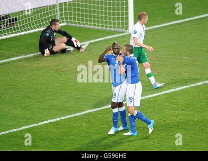 Italie Mario Balotelli (2ème à gauche) Est félicité par le coéquipier Leonardo Bonucci après qu'il a terminé le deuxième but de leur côté du jeu Banque D'Images