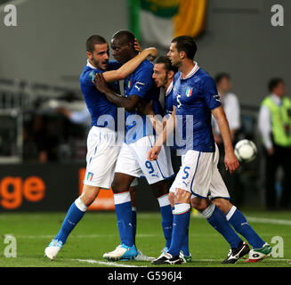 Football - UEFA Euro 2012 - Groupe C - Italie / République d'Irlande - Stade municipal.Mario Balotelli (au centre), en Italie, célèbre avec ses coéquipiers après avoir marquant le deuxième but du match de son côté Banque D'Images