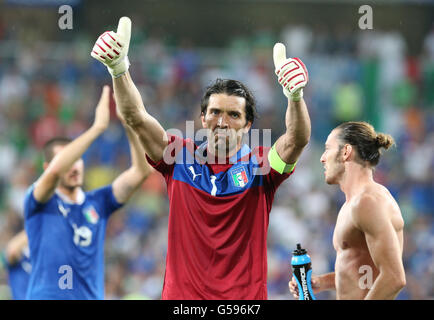 Football - UEFA Euro 2012 - Groupe C - Italie / République d'Irlande - Stade municipal.Le capitaine italien Gianluigi Buffon fête lors du match du groupe Euro 2012 de l'UEFA au stade municipal de Poznan, en Pologne. Banque D'Images