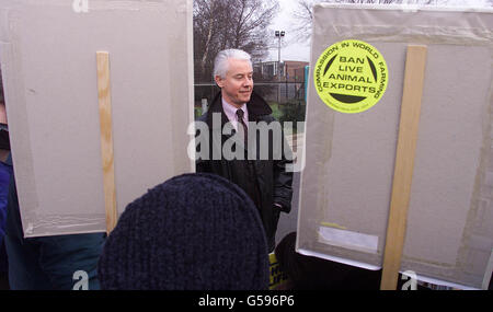 Brian Cass, directeur général de Huntingdon Life Sciences (à gauche), s'entretient avec les manifestants et le public lors d'une manifestation à l'extérieur de l'entreprise à Cambridgeshire. * la société de tests de drogue a dû faire face à une attente anxieuse pour savoir si elle avait obtenu une injection de dernière minute pour l'sauver de la faillite. Pendant ce temps, le syndicat des sciences de la fabrication et des finances a soutenu que le personnel de l'entreprise avait adopté une « position de principe contre le terrorisme ». Banque D'Images