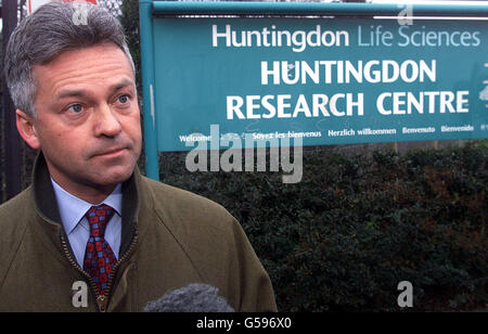 Le ministre du Commerce fantôme Alan Duncan Shadow à l'extérieur de Huntingdon Life Sciences, Cambridgeshire. La société de dépistage de drogues a dû attendre avec impatience d'apprendre si elle avait obtenu une injection de dernière minute pour l'sauver de la faillite. * pendant ce temps, le syndicat des Sciences de la fabrication et des Finances a soutenu que le personnel de la société avait pris une «position de principe contre le terrorisme». 20/06/2003: Un juge a rendu sa décision, vendredi 20 juin 2003, sur la question de savoir s'il devait continuer une injonction accordée aux employés du laboratoire pour empêcher le harcèlement des militants des droits des animaux. Banque D'Images