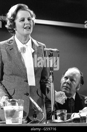 L'ancien ministre du travail, M. Reg Prentice, écoute attentivement le leader conservateur, Mme Margaret Thatcher, lors de sa conférence de presse pour les élections générales à Londres. * 19/1/2001: Lord Prentice de Daventry, l'ancien ministre du travail qui a fait défection aux Tories dans les années 1970, est décédé à l'âge de 77 ans, a déclaré le Bureau central conservateur. En tant que député de Newham-Nord-est, Reg Prentice comme il l'était alors, a causé une tempête politique en 1977 quand il a quitté le Parti travailliste de James Callaghan et a traversé la parole des communes pour se joindre aux conservateurs. Banque D'Images