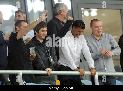 Noel Gallagher et Chris Kamara dans les tribunes précédant le match du groupe D entre la Suède et l'Angleterre au stade olympique de Kiev Banque D'Images